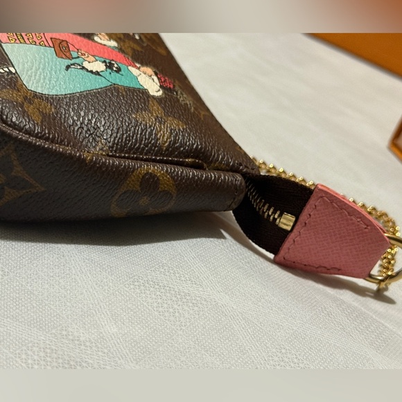 Louis Vuitton Limited Edition Mini Pochette Accessoires🎀 - Picture 11 of 14